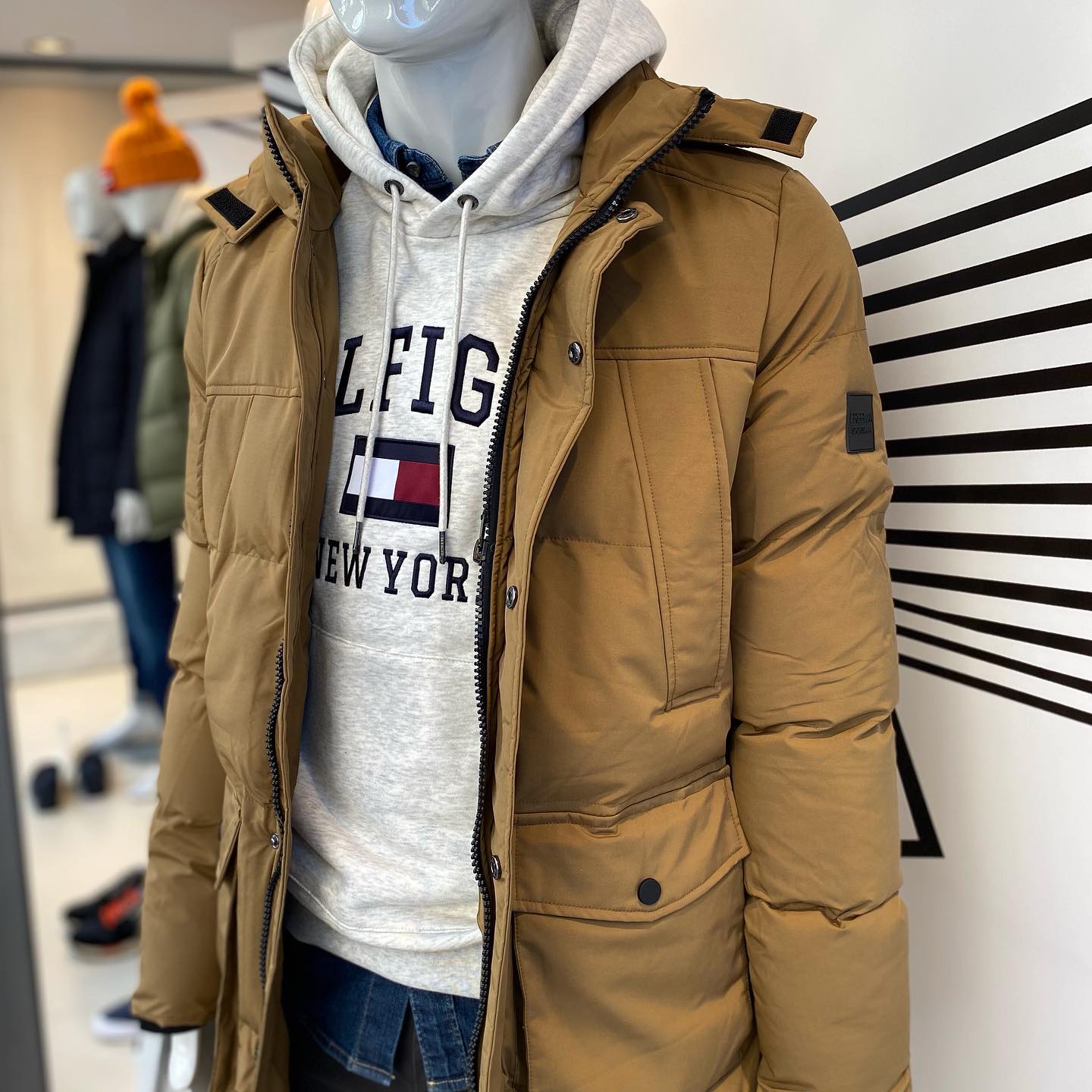 Today’s outfit : 
Tommy Hilfiger hoodie+denim shirt and Freeman jacket is a perfect match⚡️
#fw2223 #tommyhilfiger #laios #laiosfashion 
_________________________________________
Available at www.laiosfashion.gr